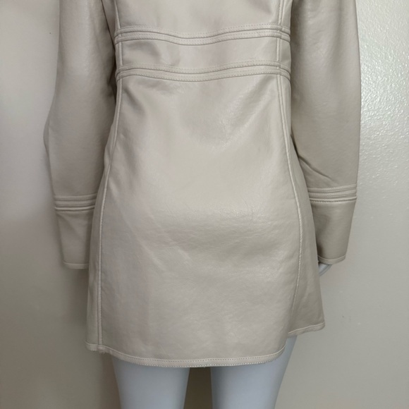 Cream PU leather deep V-neck removable faux fur on collar long jacket - Picture 7 of 13